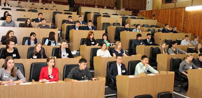 Студенты поиграли в Госсобрание