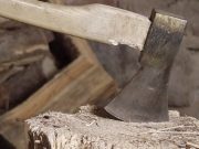 Жители Аноса распилили на дрова опоры линии электропередач