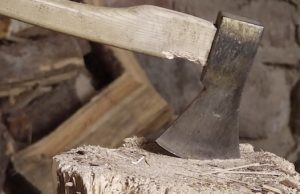 Жители Аноса распилили на дрова опоры линии электропередач