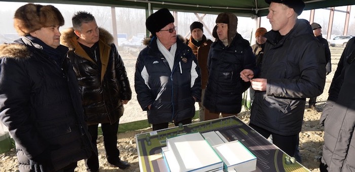 Помощник президента проинспектировал строительство ледового дворца в Майме