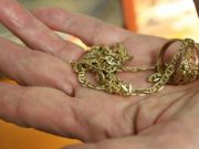 «Сняла порчу» и заодно вынесла золото. Еще одна горожанка стала жертвой цыганки