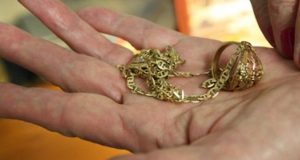 «Сняла порчу» и заодно вынесла золото. Еще одна горожанка стала жертвой цыганки