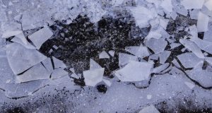 В Усть-Коксинском районе ребенок провалился под лед и утонул