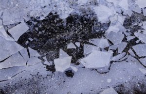 В Усть-Коксинском районе ребенок провалился под лед и утонул