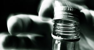 Пять человек отравились «паленкой» в Бешпельтире, двое из них умерли