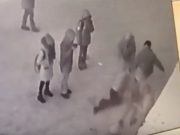 Конфликт на катке около медучилища: взрослые избили школьницу (видео)