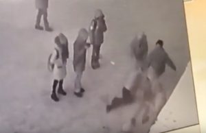 Конфликт на катке около медучилища: взрослые избили школьницу (видео)