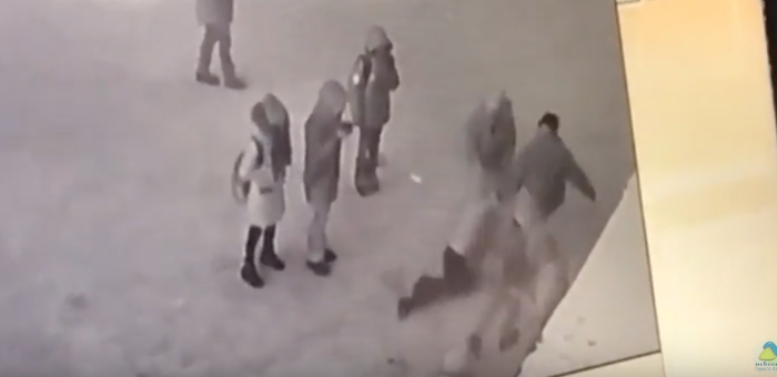 Конфликт на катке около медучилища: взрослые избили школьницу (видео)