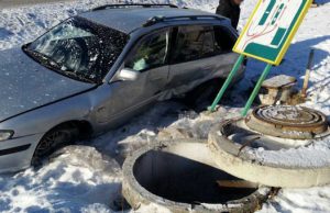 На Чемальском тракте Mazda слетела с дороги, два человека госпитализированы