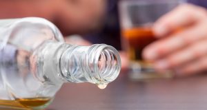 Пьяный водитель на джипе выехал на тротуар, где сбил пешехода, а затем пустился в бега