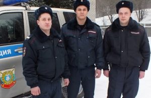 Сотрудники Росгвардии спасли людей из горящего дома