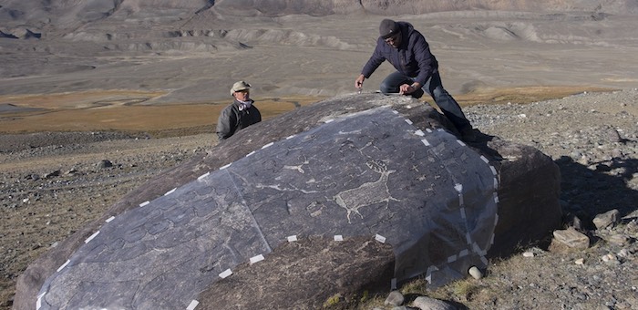 Наскальная романтика: Необычайно крупный петроглиф обнаружили археологи на Алтае