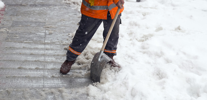 Куда обращаться, если на тротуарах появилась наледь и перемерзли водопропускные трубы