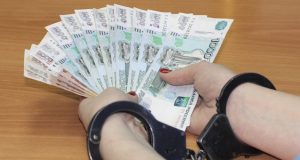 Чтобы погасить кредит, горожанка украла деньги у брата