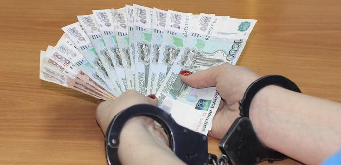 Чтобы погасить кредит, горожанка украла деньги у брата