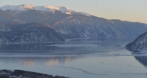 МЧС предупреждает: на льду Телецкого озера находиться небезопасно