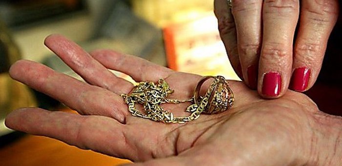 86-летняя старушка сняла с себя «порчу» за 375 тыс. рублей