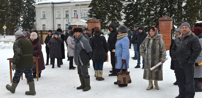 Кто в лес, кто по дрова. В Турочаке продолжаются собрания и митинги