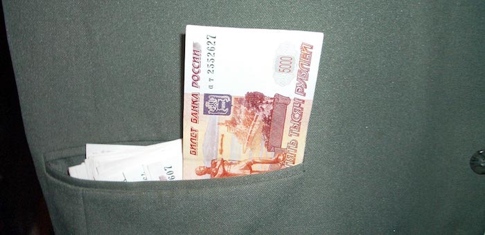 Сотрудник колонии попался на взятке