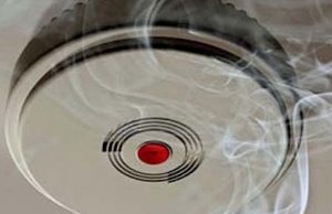 В домах пожилых граждан устанавливают современные пожарные извещатели