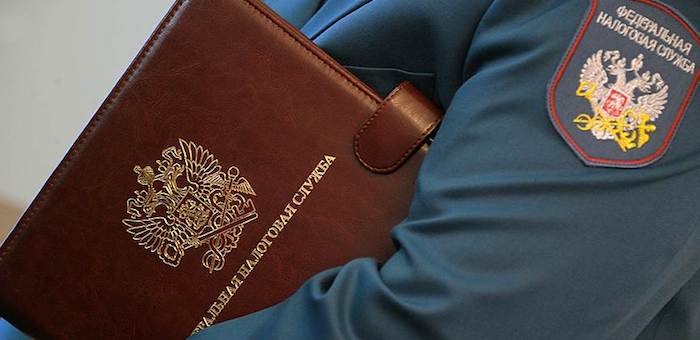 Сотрудник налоговой обирал продавцов сувениров на Чемальской ГЭС