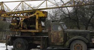Нарушил инструкции и прицепил за крюк своего знакомого. В Чое судят водителя автокрана