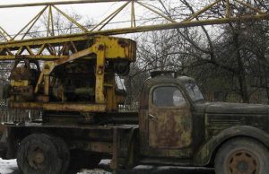 Нарушил инструкции и прицепил за крюк своего знакомого. В Чое судят водителя автокрана