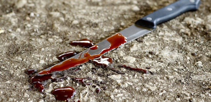 Пьяный мужчина ударил ножом прохожего, которого ошибочно принял за своего обидчика