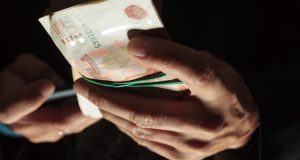 Обвиняемого в получении взятки бывшего следователя оштрафовали и лишили звания