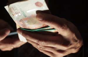 Обвиняемого в получении взятки бывшего следователя оштрафовали и лишили звания
