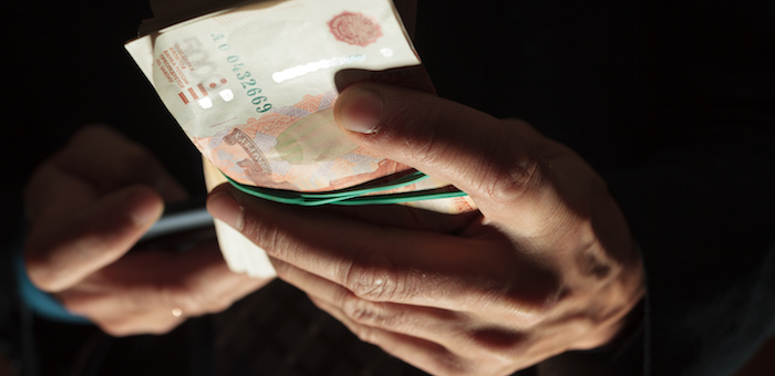 Обвиняемого в получении взятки бывшего следователя оштрафовали и лишили звания