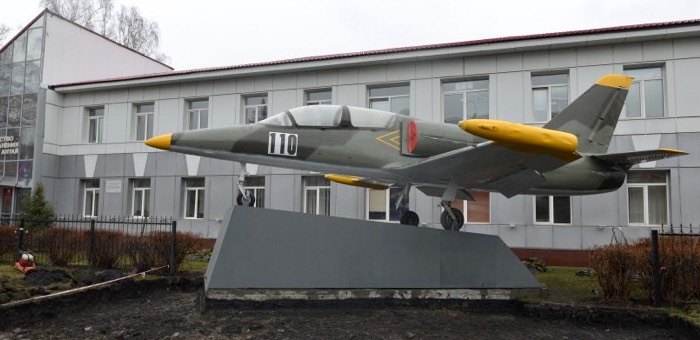 В Горно-Алтайске новый памятник: самолет L-39