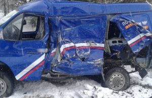 «Камаз» столкнулся с машиной Почты России, а «Тойота» улетела в кювет