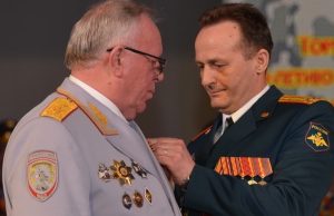 Главу республики наградили медалью «За укрепление боевого содружества»