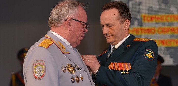 Главу республики наградили медалью «За укрепление боевого содружества»