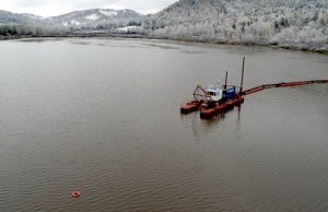 На Манжерокском озере возобновились работы по экологической реабилитации водоема