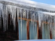 Будьте осторожны! Опасайтесь схода снега с крыш и падения сосулек