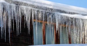 Будьте осторожны! Опасайтесь схода снега с крыш и падения сосулек