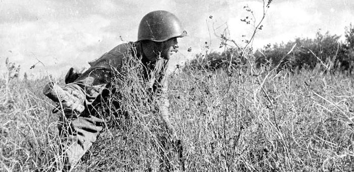 Первым бросился на врагов и закидал их гранатами