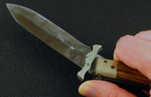 Было не до шуток: обидчивый мужчина напал с ножом на посетителя кафе