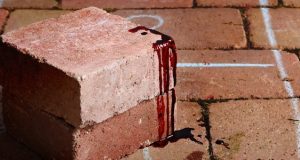Оскорбленный муж избил кирпичом любовника жены
