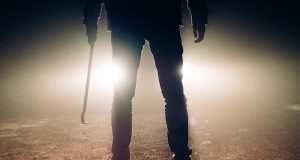 Пьяный мужчина до смерти избил кочергой спящего сына