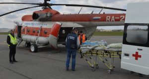 С подножья Белухи вертолетом эвакуировали туриста с острым аппендицитом
