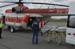 С подножья Белухи вертолетом эвакуировали туриста с острым аппендицитом