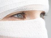 Преступник изуродовал женщину, попросившую не светить ей в лицо фонариком