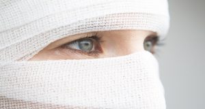 Преступник изуродовал женщину, попросившую не светить ей в лицо фонариком