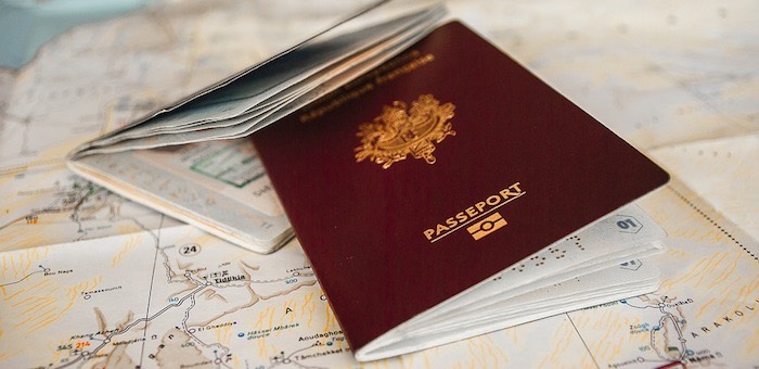 Нужно ли проживать в стране при получении второго гражданства?