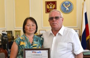 Многодетная семья из Горно-Алтайска получила сертификат на автомобиль