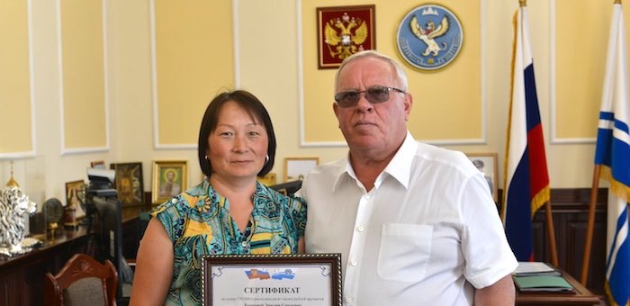Многодетная семья из Горно-Алтайска получила сертификат на автомобиль