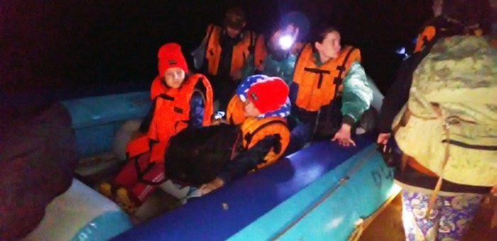 Пожарные спасли с подтопленного острова 11 туристов